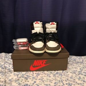Travis Scott Jordan 1s